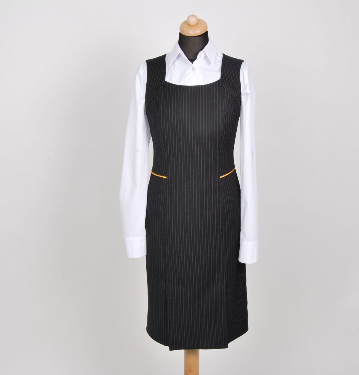 Trägerkleid mit Nadelstreifen und oranger Paspel über weißer Bluse